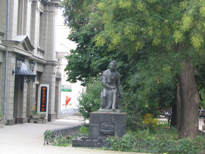 Памятник Пушкину возле Русского Драматического театра